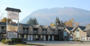 Exterior view of Monashee Lodge in Revelstoke, BC